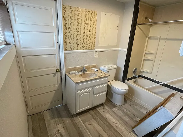 Second Floor - Full Bathroom 2