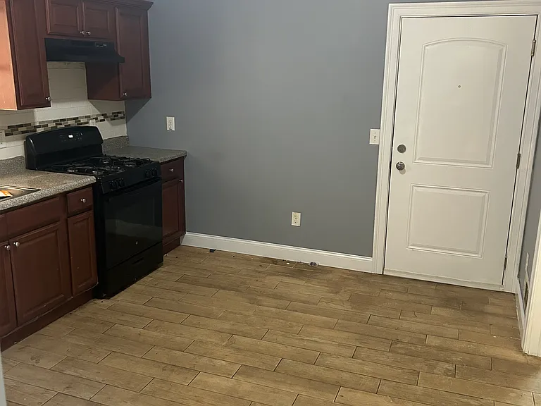 484 Avon Ave #1 — Photo 4