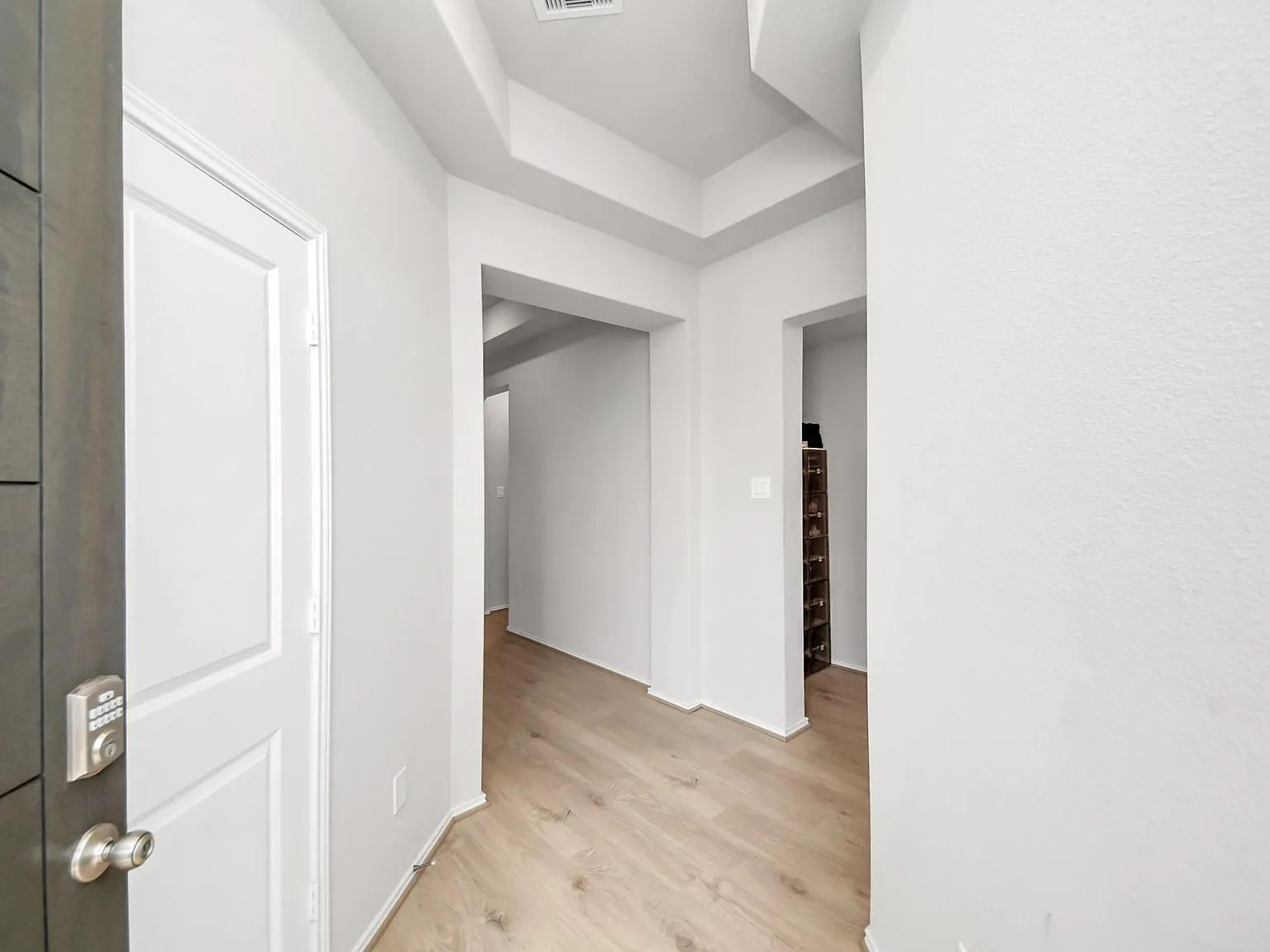4 bed, 2.0 bath, 1708 sqft, $3,000 — Photo 2