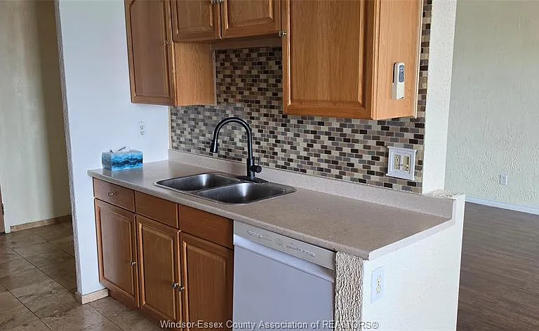 150 Park St W #2407 — Photo 5
