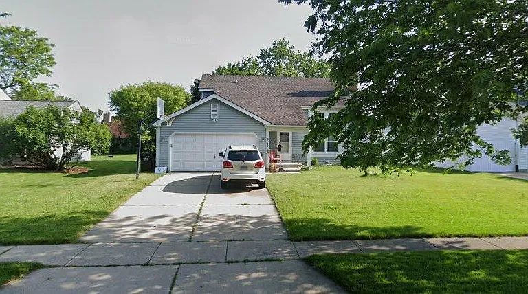 870 Boxwood Dr — Photo 1