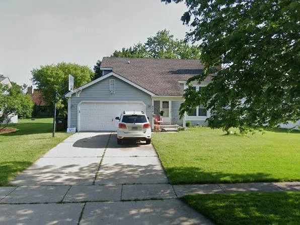 870 Boxwood Dr, Crystal Lake, IL 60014