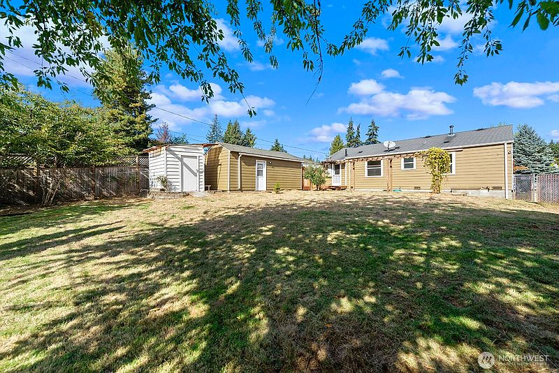 3rd image of 829 NE 189th Street