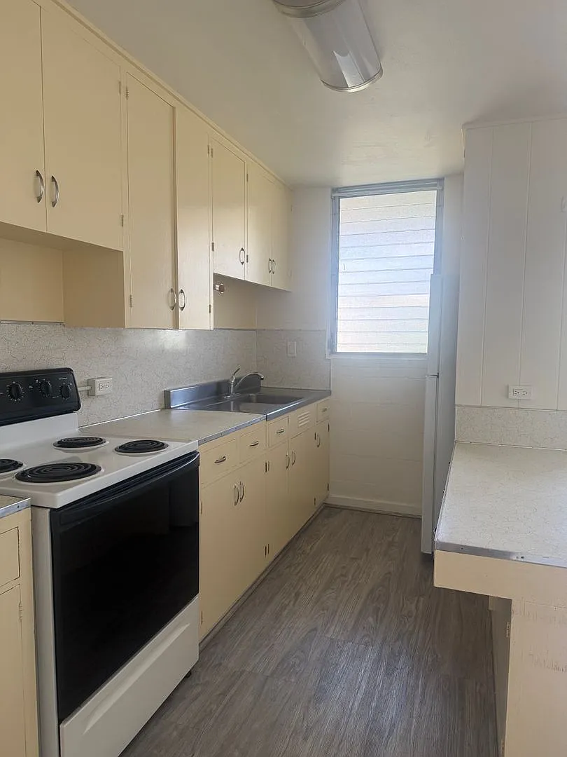 Quiet 1 Bedroom, 1 Bath with parking in McCully — Photo 4