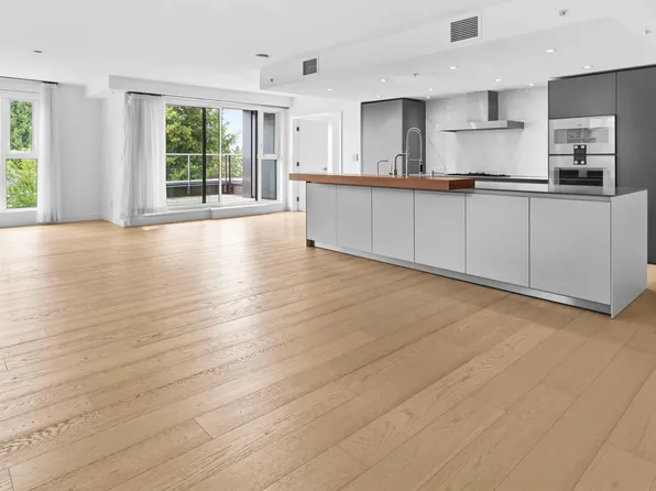 7128 Adera St #303, Vancouver, BC V6P 0H6