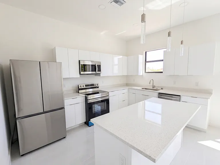 2726 NW 41st Pl — Photo 7