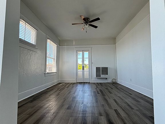 3rd image of 105 Hawthorne Cir #6