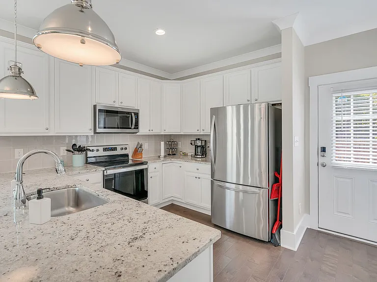 510 Eugene St — Photo 19