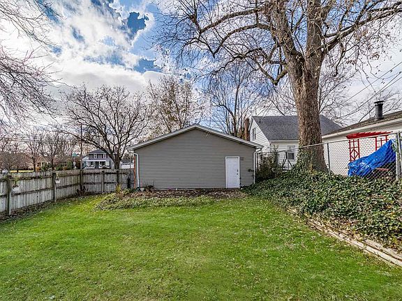 3rd image of 1353 Oakwood Blvd