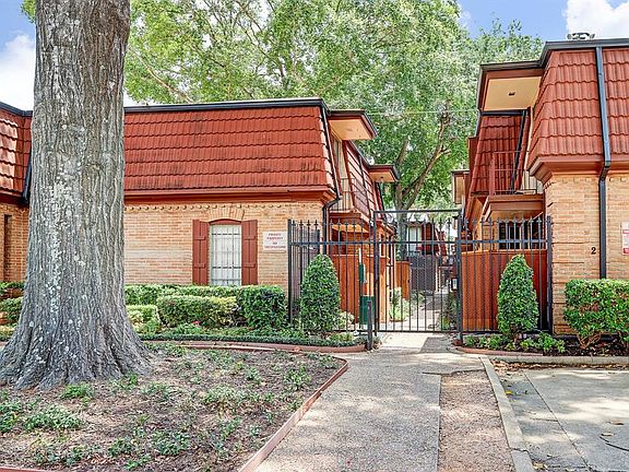 THIS WELL GROOMED GATED CONDO COMMUNITY IS SUPERBLY LOCATED WITHIN MINUTES FROM MEDICAL CENTER, RIVER OAKS DISTRICT, UPPER KIRBY, WEST UNIVERSITY, DOWNTOWN & UPTOWN PARK!