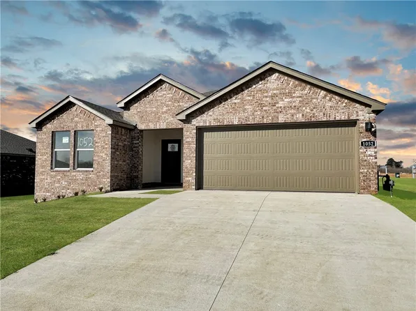 1052 Emerald St, Prairie Grove, AR 72753