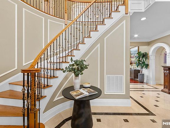 5th image of 24 Tulip Tree Ln