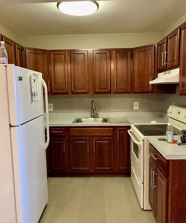 1st image of 3940 E Tremont Ave