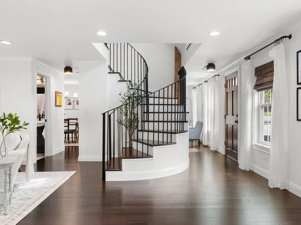 4 Birch St, Burlington, MA 01803