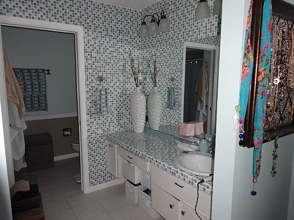 4th image of 2916 Featherstone Dr