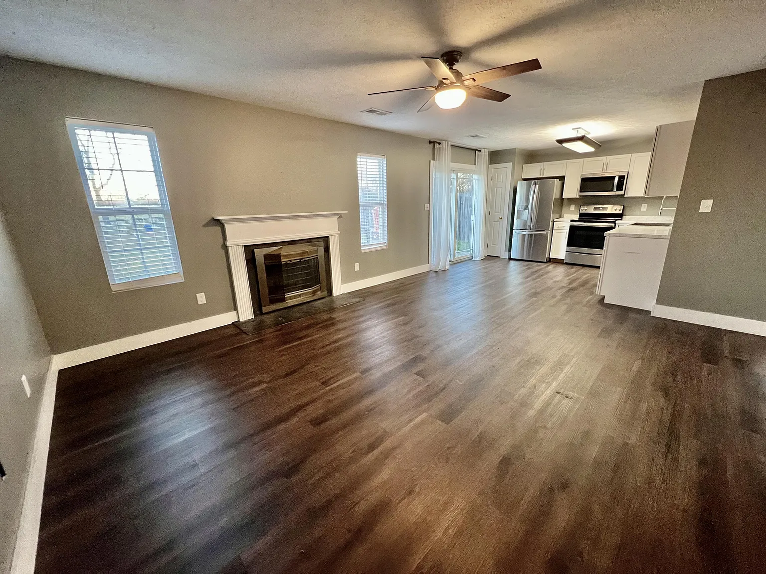 3 bed, 2.5 bath, 1642 sqft, $1,900 — Photo 2