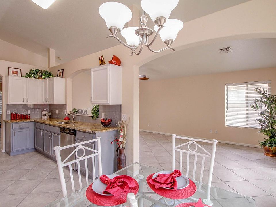 Kitchen, Eat in Area & Greatrm
