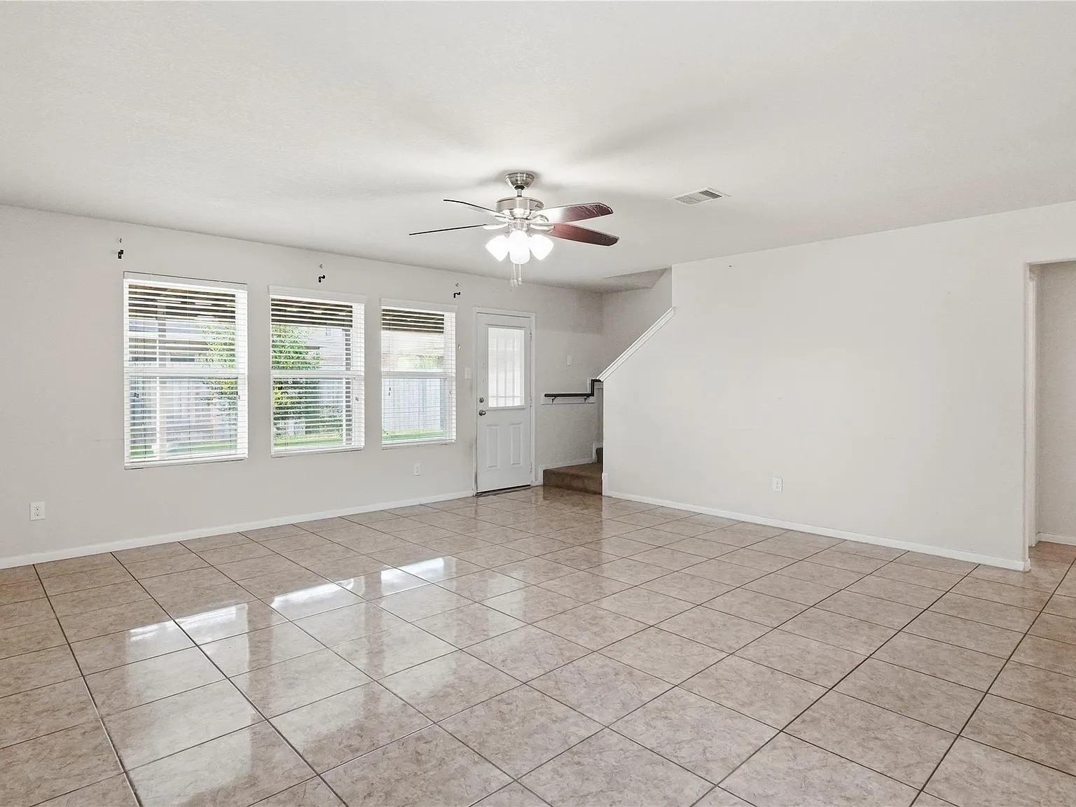 4 bed, 2.5 bath, 2530 sqft, $2,200 — Photo 4