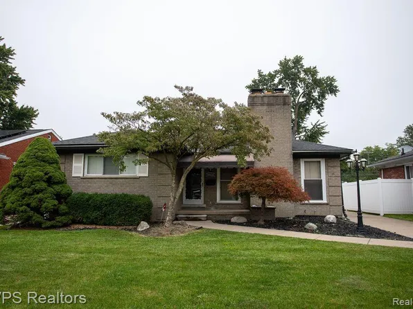 20935 Parkcrest Dr, Harper Woods, MI 48225