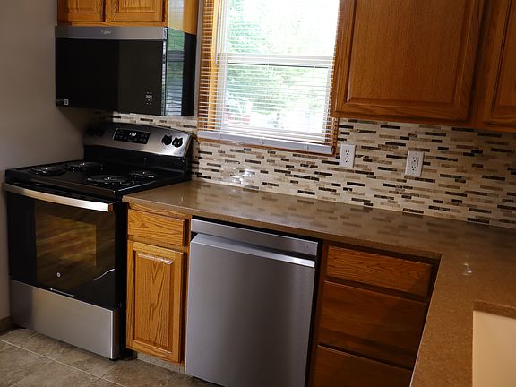 4th image of 3327 SE 4th Ct