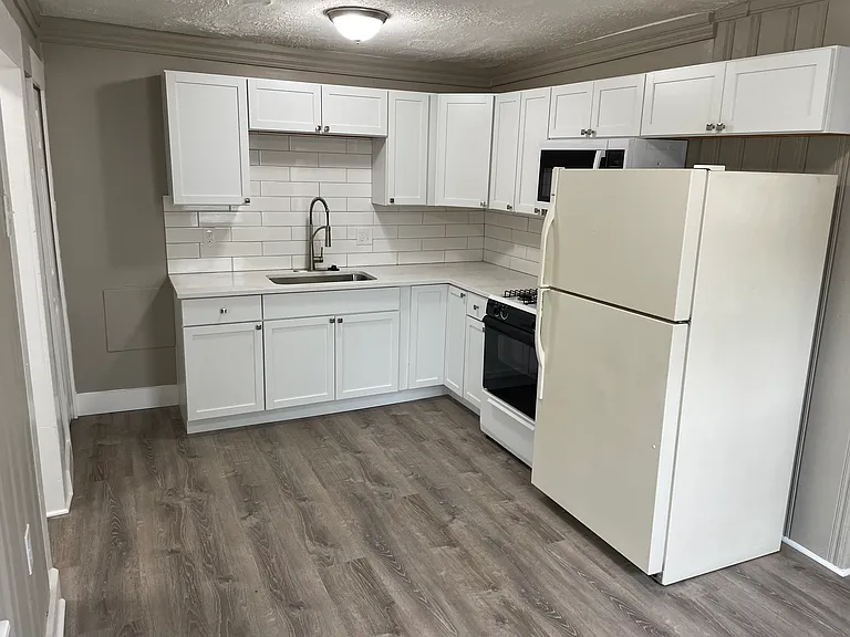 23321 Hazelwood Ave — Photo 9