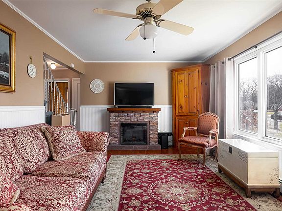 3rd image of 982 Woodcliff Dr