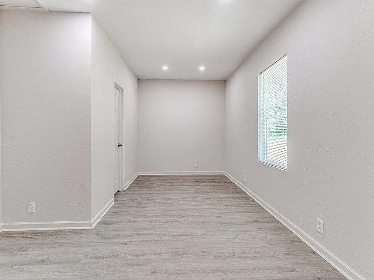 1114 S 7th Ave — Photo 5