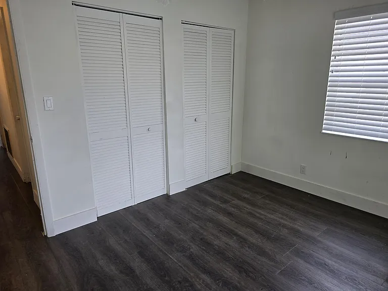 435 SW 61st Ter — Photo 11