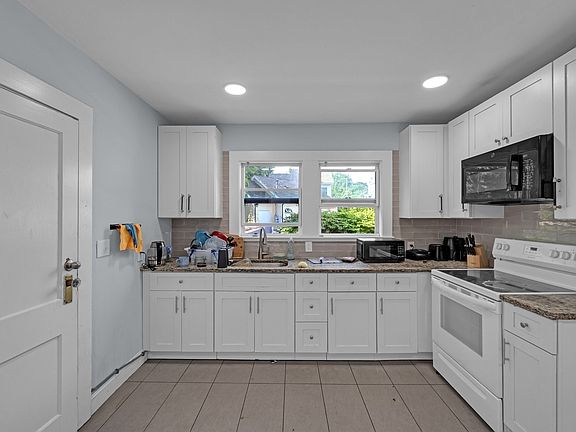 3rd image of 18 Mount Vernon St
