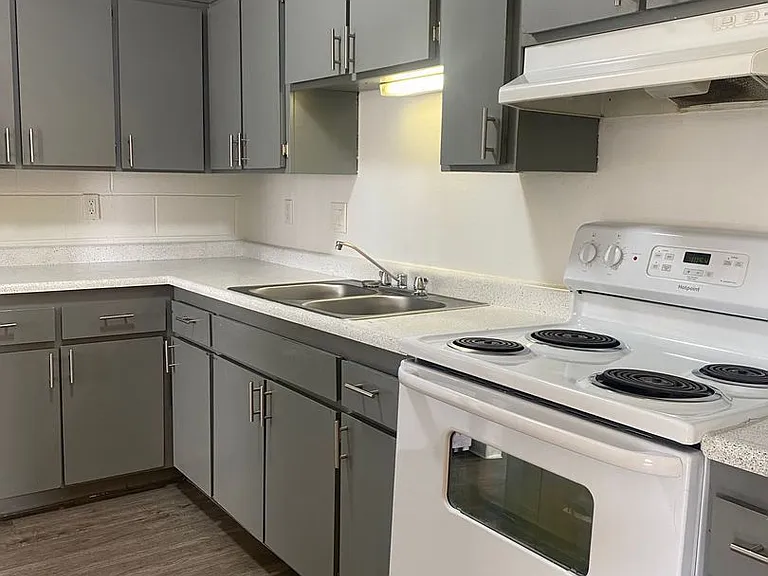The Lowell Apartments — Photo 15
