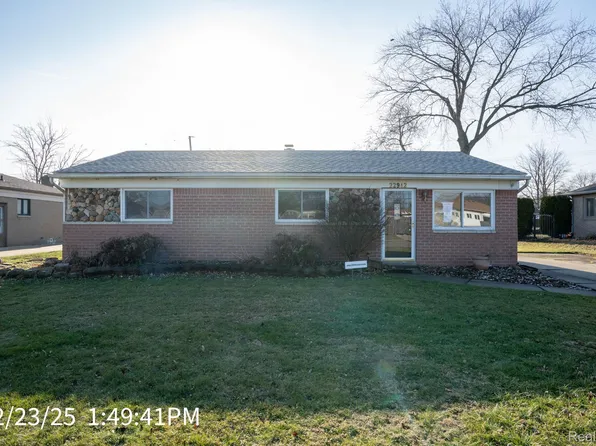 22942 Edgewater St, Saint Clair Shores, MI 48082
