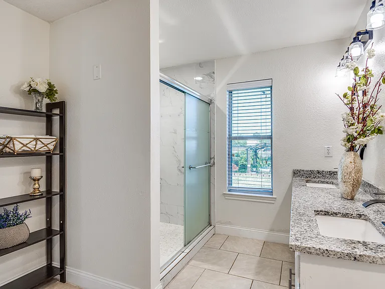 1010 Oakbrook Dr — Photo 12