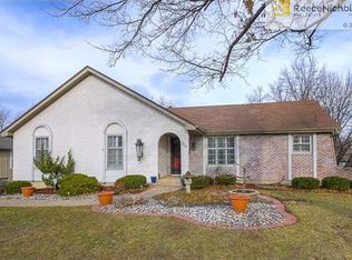 316 NE Colonial Ct, Lees Summit, MO 64064