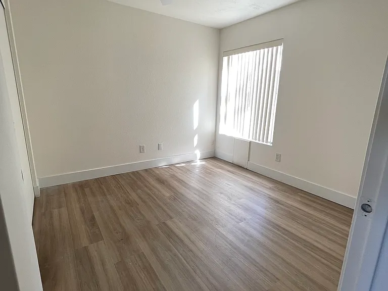 12021 S Potomac St — Photo 12