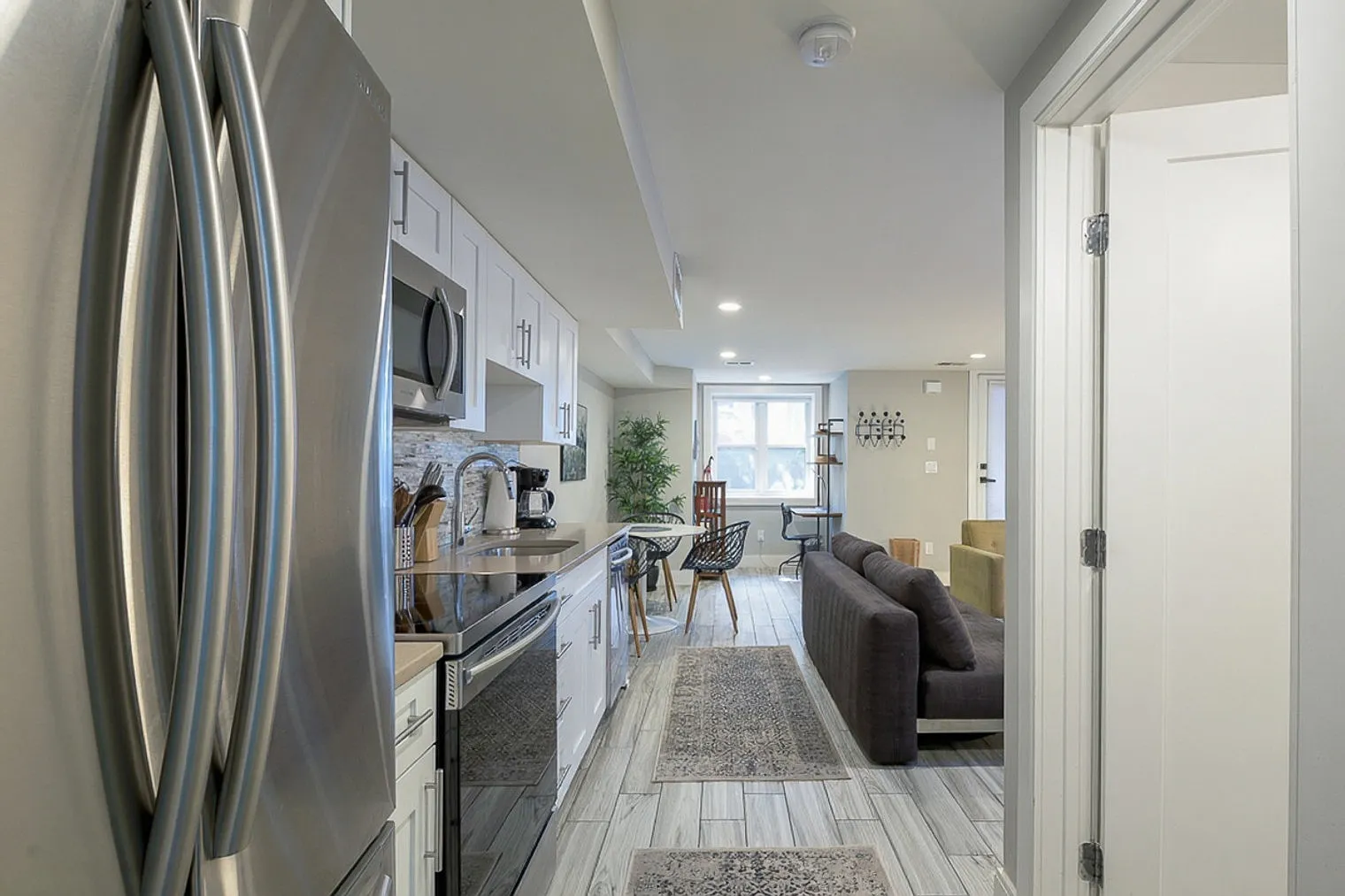 1 bed, 1.0 bath, 6458 sqft, $3,466 — Photo 3