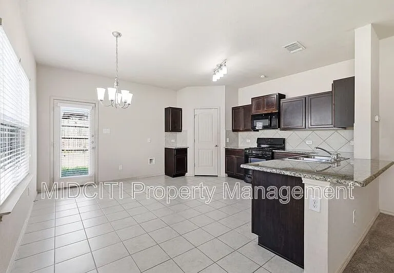 205 Tallow Trl — Photo 8