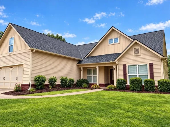 126 Hampton Dr, Jefferson, GA 30549