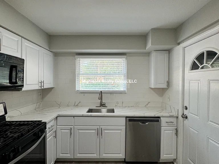 1323 W Sherwin Ave #1OB — Photo 3