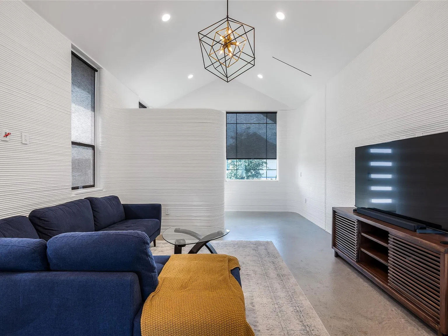 3 bed, 2.0 bath, 1950 sqft, $2,545 — Photo 4