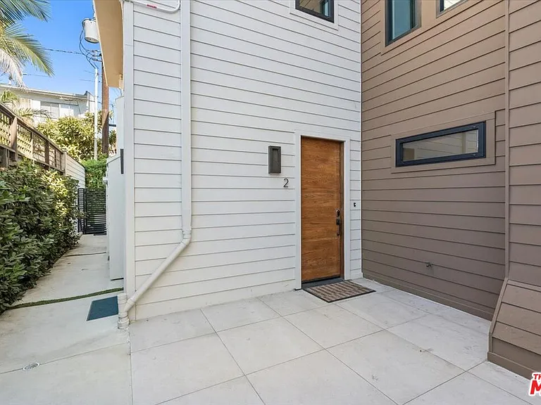 556 N Flores St #2B — Photo 26