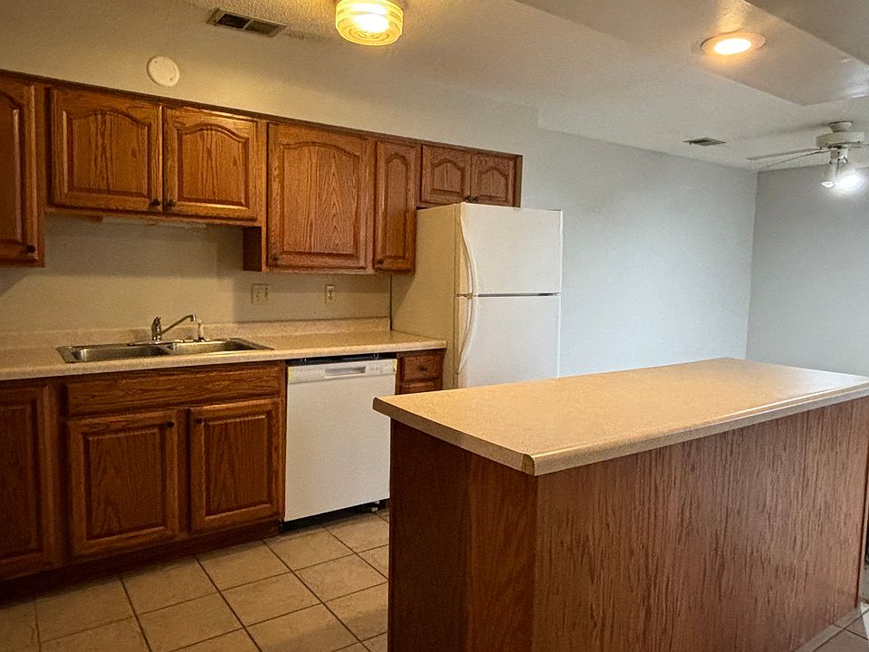 1st image of 3525 N Willow Ct APT 1