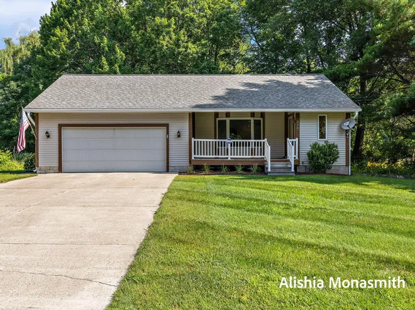 370 Pine St, Fruitport, MI 49415