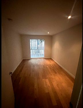 4th image of 959 S Gramercy Pl
