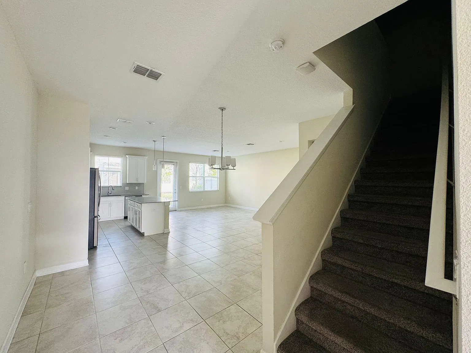 3 bed, 2.5 bath, 2112 sqft, $2,350 — Photo 4