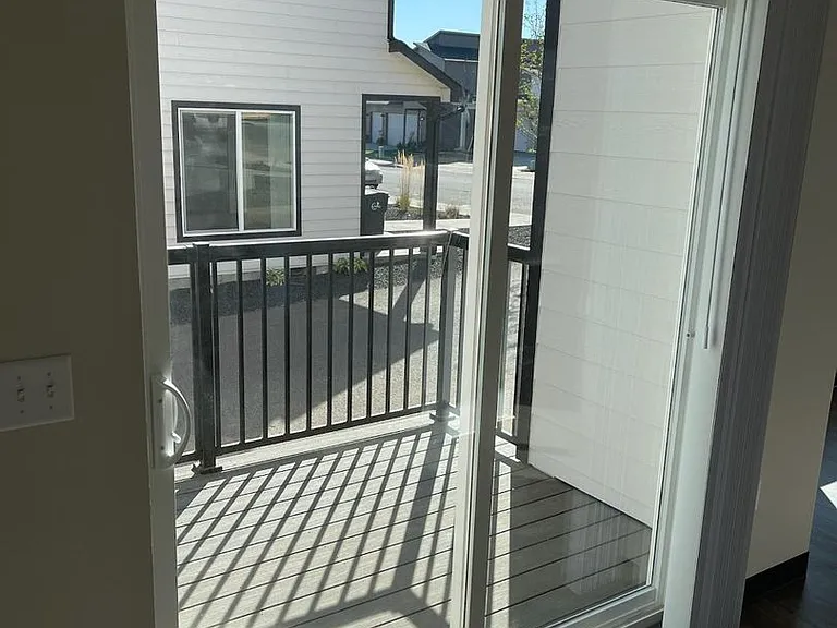 Modern design 3-bed, 2.5-bath duplex available — Photo 7