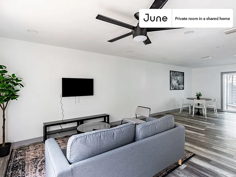 589 N Garfield Ave #B — Photo 4