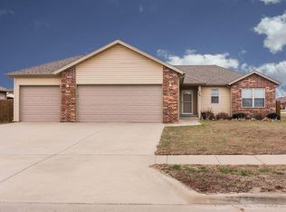 1043 S Hazelnut Ave, Springfield, MO 65802