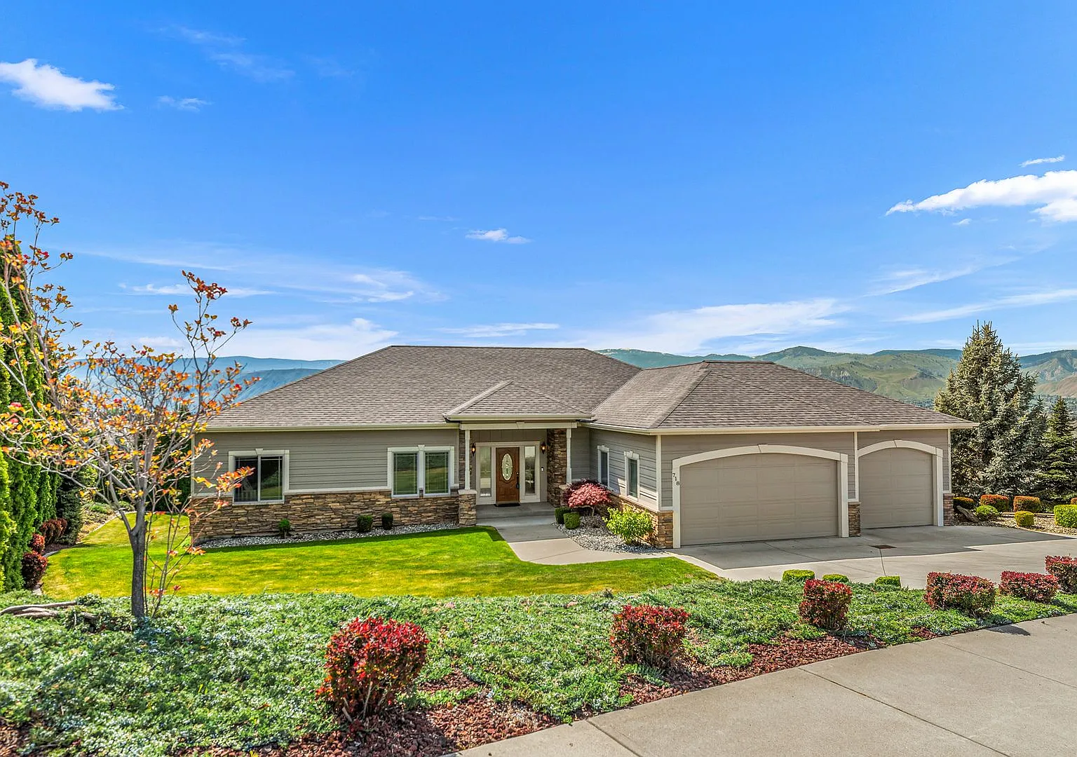 Gorgeous Fully Furnished 4-Bedroom and 3-Bathroom Home in Briarwood — Photo 2