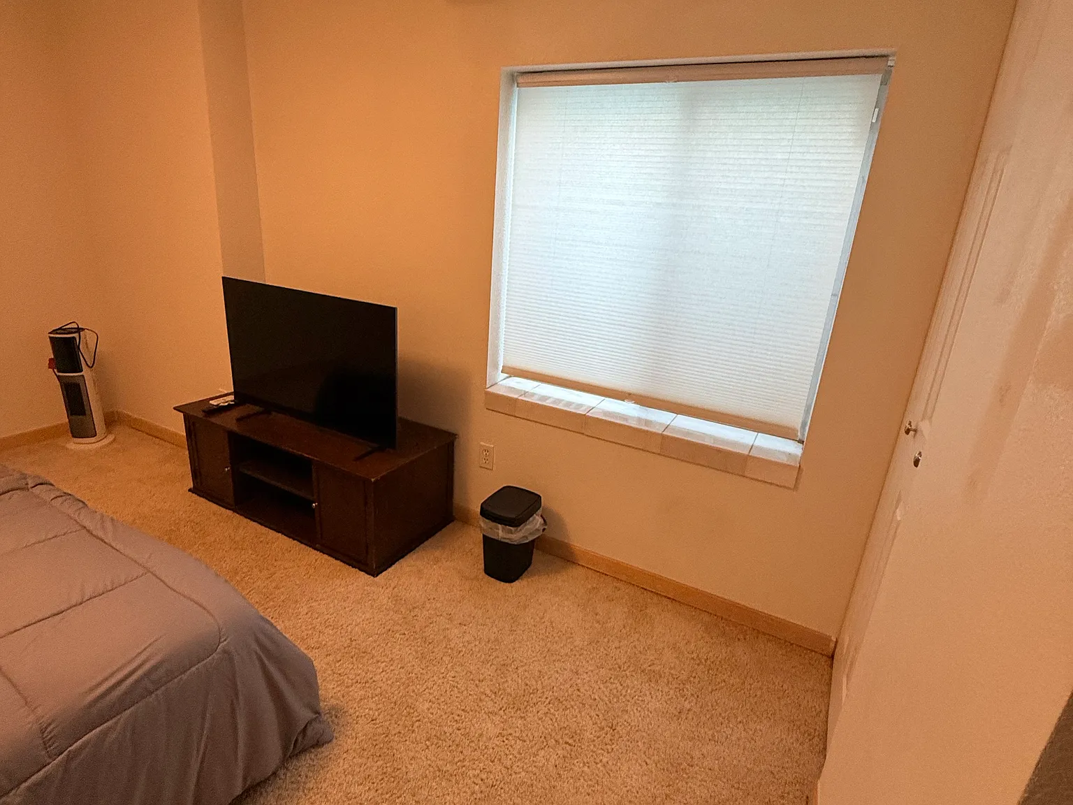 1 bed, 1.5 bath, 1992 sqft, $1,300 — Photo 2