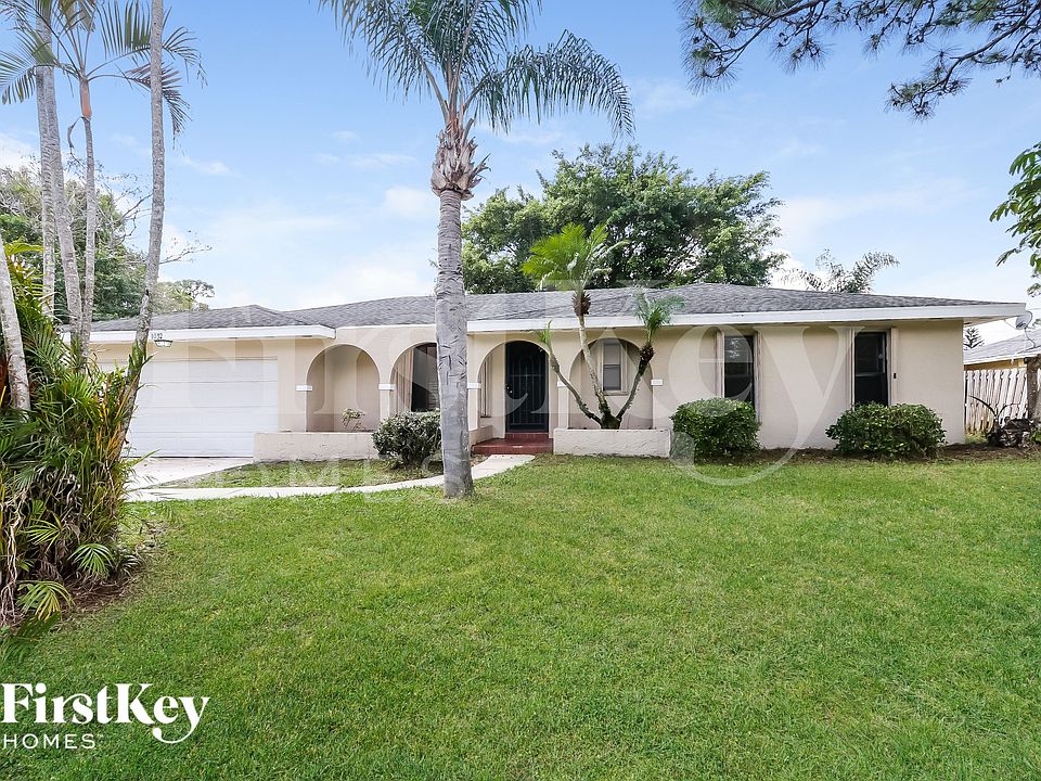 1st image of 1032 SE Floresta Dr